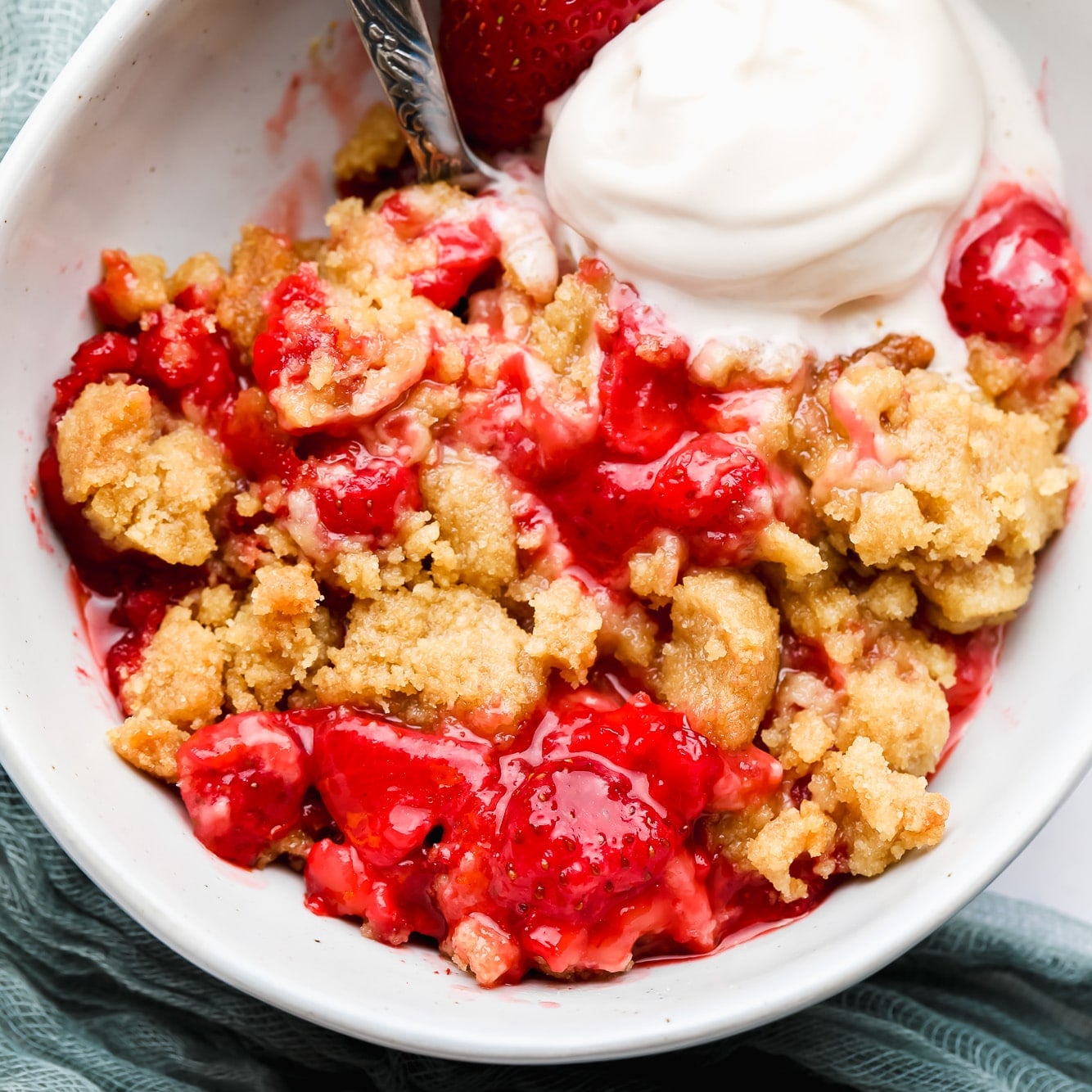 Fresh Summer Strawberry Crumble: Juicy Berries, Buttery Topping